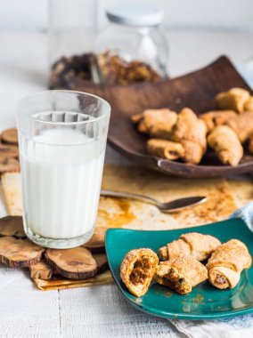 yoğunlaştırılmış süt içinde kısa pasta bisküvi simit dolması