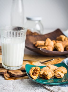 yoğunlaştırılmış süt içinde kısa pasta bisküvi simit dolması