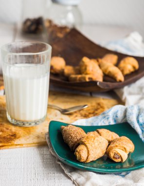 yoğunlaştırılmış süt içinde kısa pasta bisküvi simit dolması