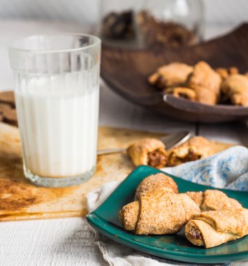 yoğunlaştırılmış süt içinde kısa pasta bisküvi simit dolması