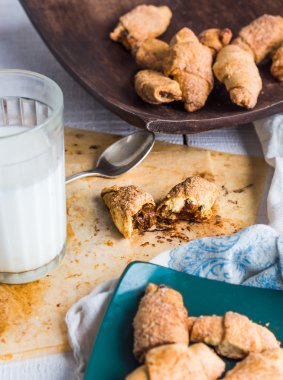 yoğunlaştırılmış süt içinde kısa pasta bisküvi simit dolması