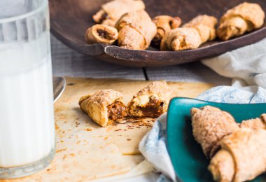 yoğunlaştırılmış süt içinde kısa pasta bisküvi simit dolması