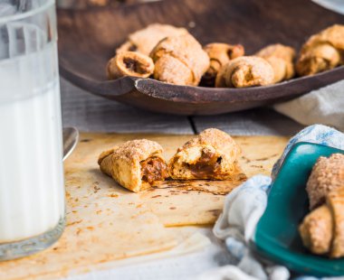 yoğunlaştırılmış süt içinde kısa pasta bisküvi simit dolması