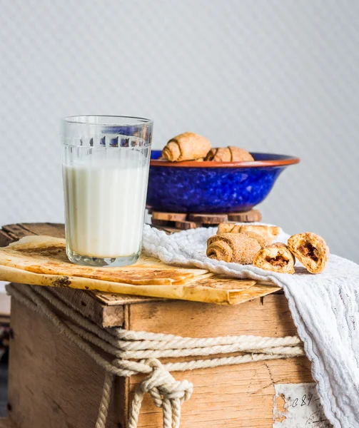 Булочки печенье из короткой выпечки с начинкой, молоко, в б — стоковое фото