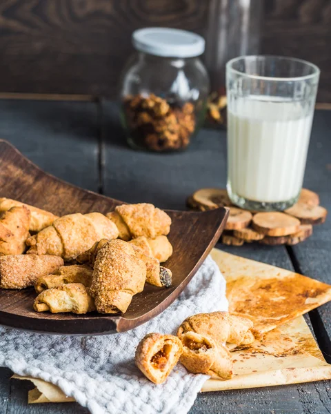 Biscoitos de bagels de queijo de rolos de pastelaria curtos, leite, sobremesa — Fotografia de Stock