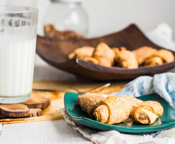 Biscoitos bagels de pastelaria curta recheada com leite condensado em — Fotografia de Stock