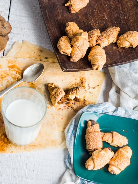 Biscoitos bagels de pastelaria curta recheada com leite condensado em — Fotografia de Stock