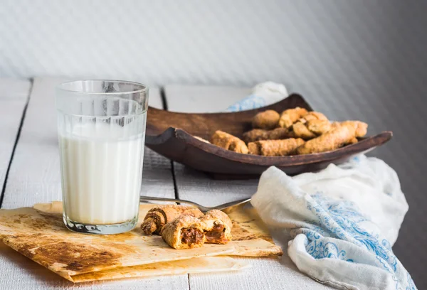 Печенье из короткой выпечки с сгущенным молоком в — стоковое фото