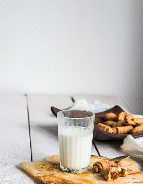 Biscoitos bagels de pastelaria curta recheada com leite condensado em — Fotografia de Stock