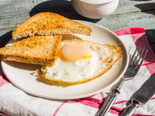 Pain grillé croustillant avec un oeuf frit et une tasse de café. petit déjeuner — Photo