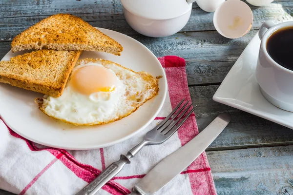 Pain grillé croustillant avec un oeuf frit et une tasse de café. petit déjeuner — Photo