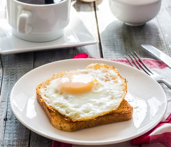 Pain grillé croustillant avec un oeuf frit et une tasse de café. Pause anglaise — Photo