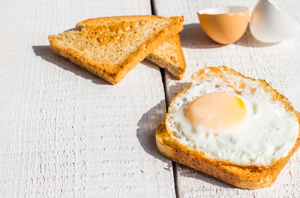 Œuf frit sur pain grillé, collation, petit déjeuner, fond blanc — Photo