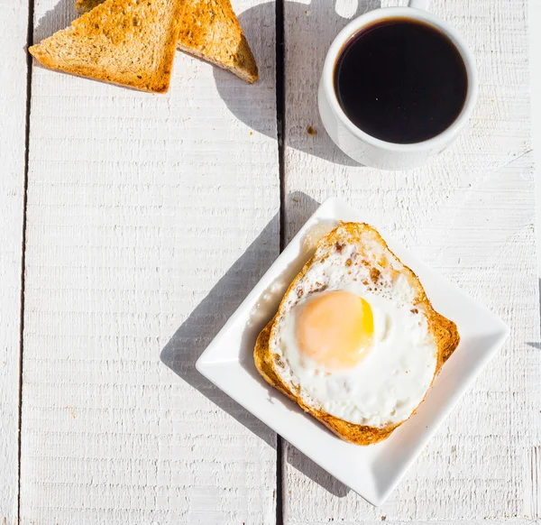 Œuf frit sur pain grillé et une tasse de café, collation, petit déjeuner, blanc — Photo