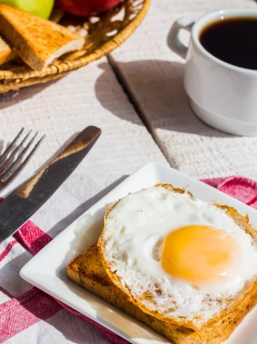 Çıtır çıtır kızarmış ekmek kızarmış yumurta ve bir fincan kahve, meyve, kahvaltı ile