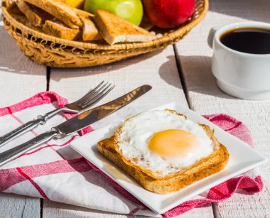 Çıtır çıtır kızarmış ekmek kızarmış yumurta ve bir fincan kahve, meyve, kahvaltı ile