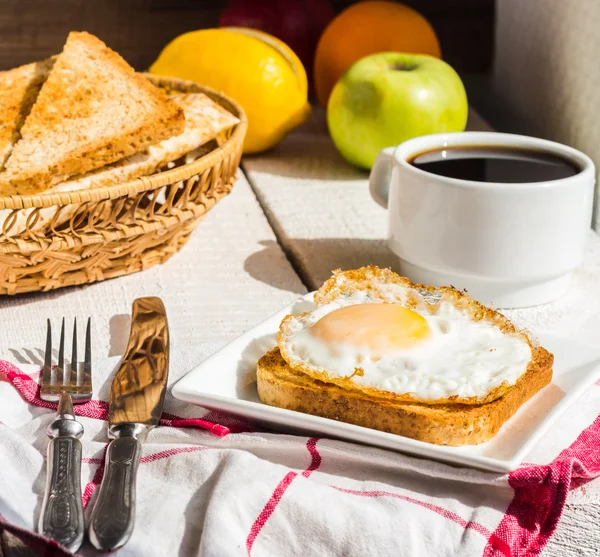 Pain grillé croustillant avec un oeuf frit et une tasse de café, fruits, Englis — Photo