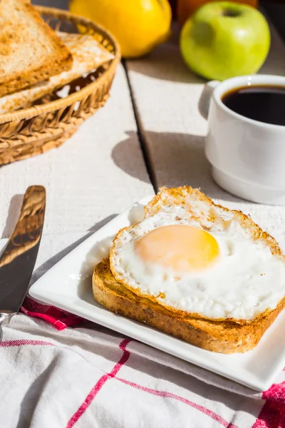 Pain grillé croustillant avec un oeuf frit et une tasse de café, fruits, pause — Photo