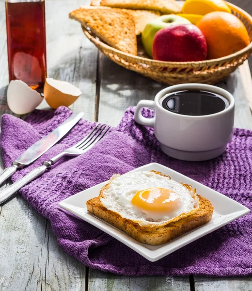Pain grillé croustillant avec un oeuf frit et une tasse de café, fruits, pause — Photo