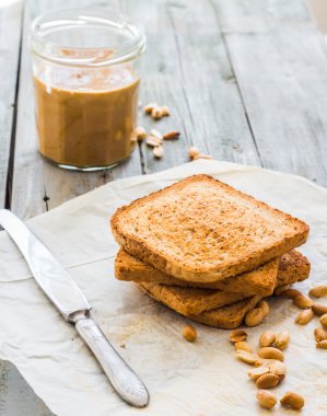 çıtır fıstık ezmeli tost, İngiliz kahvaltısı
