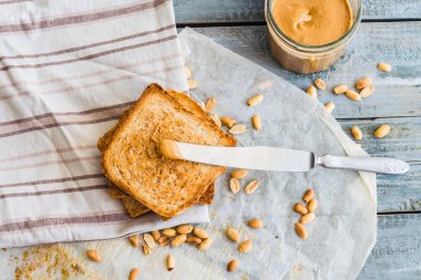 çıtır fıstık ezmeli tost, İngiliz kahvaltısı