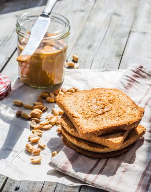 çıtır fıstık ezmeli tost, İngiliz kahvaltısı