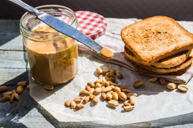 Kırmızı tost ve fıstık ezmesi, leziz bir kahvaltı 