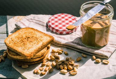 Kırmızı tost ve fıstık ezmesi, leziz bir kahvaltı 
