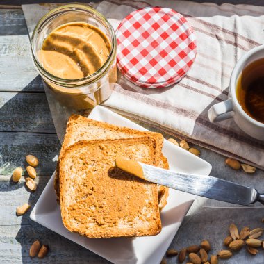 Kırmızı tost ve fıstık ezmesi, leziz bir kahvaltı 