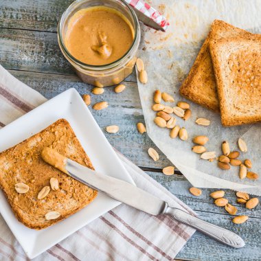 Fıstık ezmesi, muz, Kahvaltı, üstten görünüm çıtır çıtır kızarmış ekmek