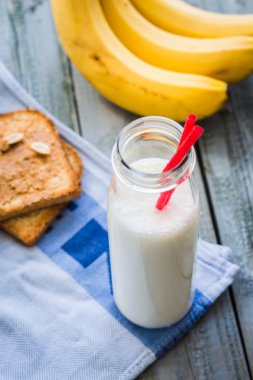 muz smoothie, fıstık ezmesi, ekmek kavrulmuş fıstık, brea