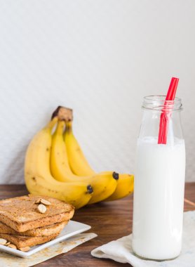 muz smoothie, fıstık ezmesi, ekmek kavrulmuş fıstık, brea