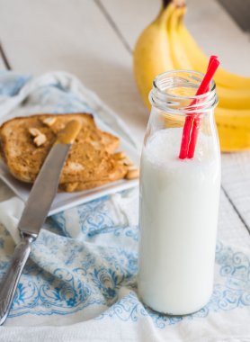 muz smoothie, fıstık ezmesi, ekmek kavrulmuş fıstık, brea