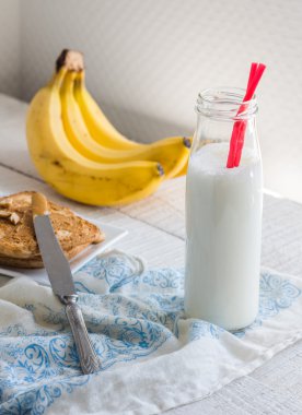 muz smoothie, fıstık ezmesi, ekmek kavrulmuş fıstık, brea