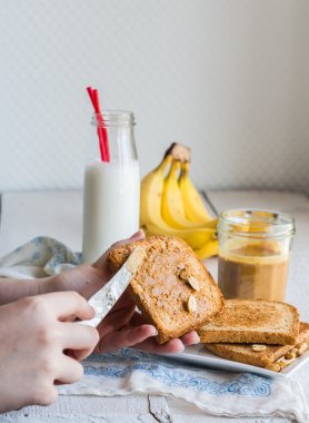 muz smoothie, fıstık ezmesi, ekmek kavrulmuş fıstık, brea