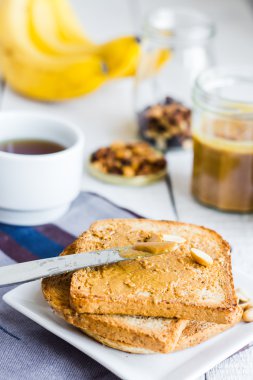 Fıstık ezmesi, muz, kahve, Kahvaltı çıtır çıtır kızarmış ekmek