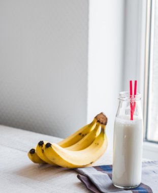 bir cam şişe, taze muz, içki muz smoothie