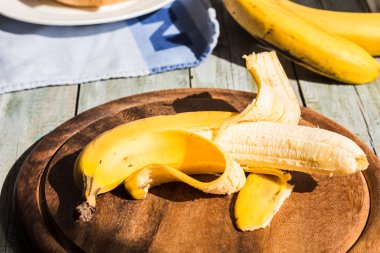 bir ahşap tahta üzerinde taze, olgun muz