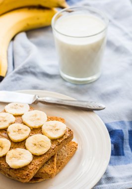 Fıstık ezmesi, dilimlenmiş muz, süt, kahvaltı ile kırmızı tost
