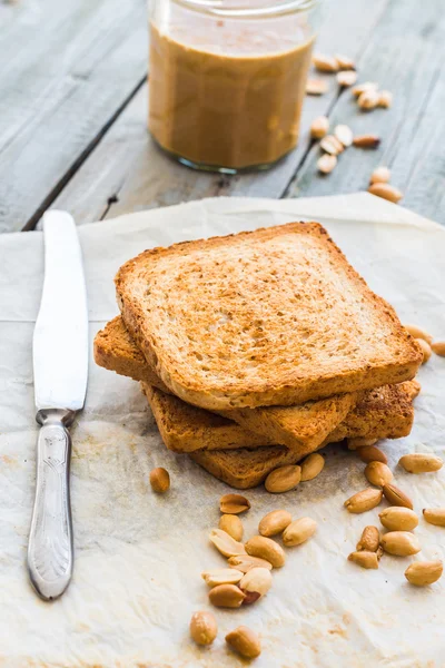 Beurre d'arachide croquant sur pain grillé, petit déjeuner anglais — Photo