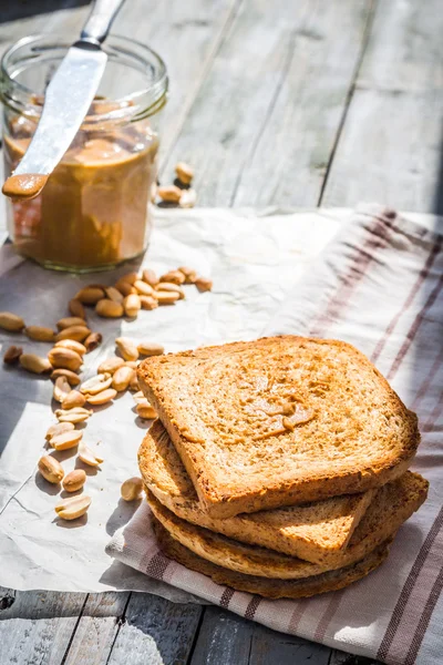 Knusprige Erdnussbutter auf Toast, englisches Frühstück — Stockfoto