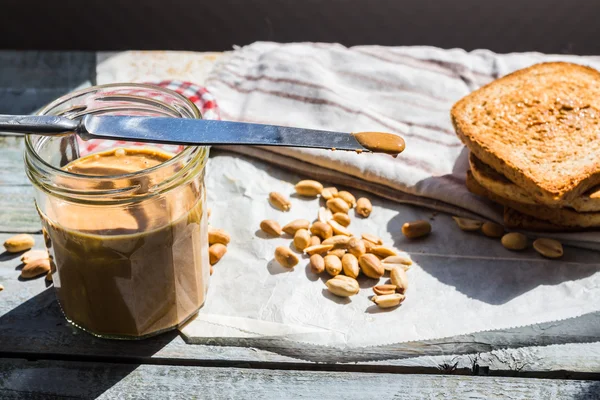 Manteiga de amendoim crocante na torrada, pequeno-almoço inglês — Fotografia de Stock