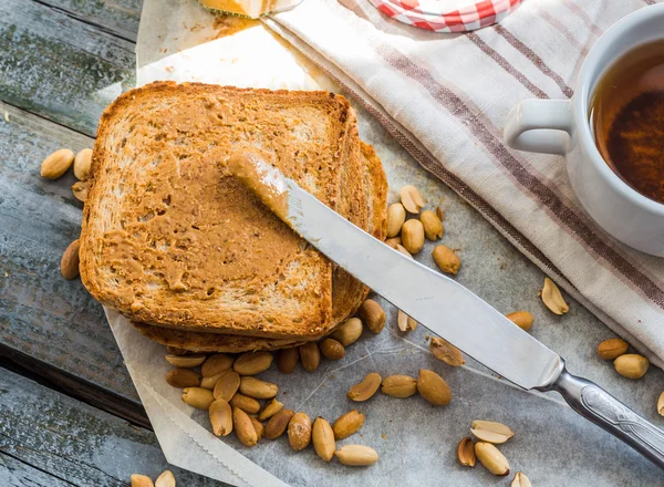 Toast rubicondo e burro di arachidi, una deliziosa colazione — Foto Stock