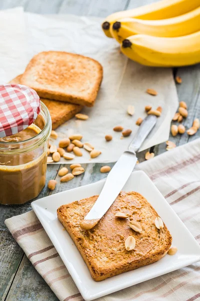 Хрустящие тосты с арахисовым маслом, бананы, завтрак — стоковое фото