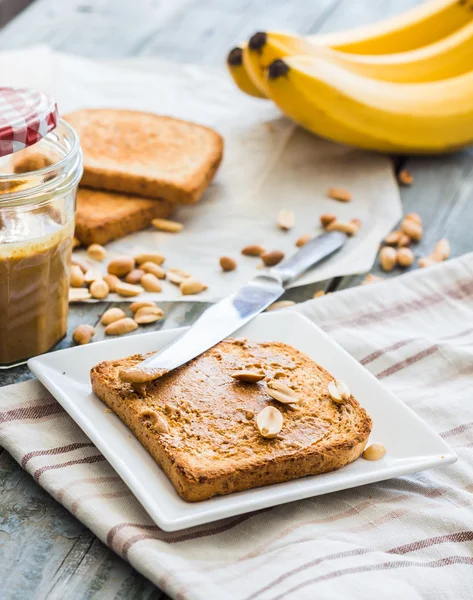 Хрустящие тосты с арахисовым маслом, бананы, завтрак — стоковое фото