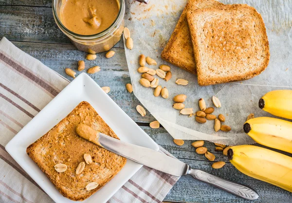 Pain grillé croustillant au beurre d'arachide, bananes, petit déjeuner, vue sur le dessus — Photo