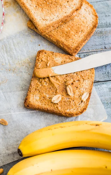 Хрусткий тост з арахісовим маслом, бананами, сніданок — стокове фото
