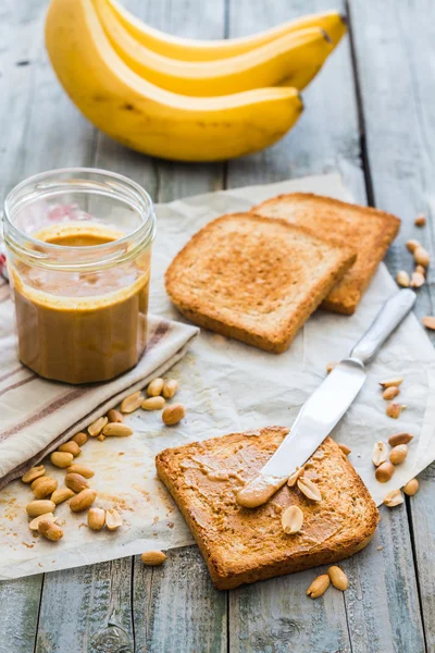 Pain grillé croustillant au beurre d'arachide, bananes, petit déjeuner — Photo