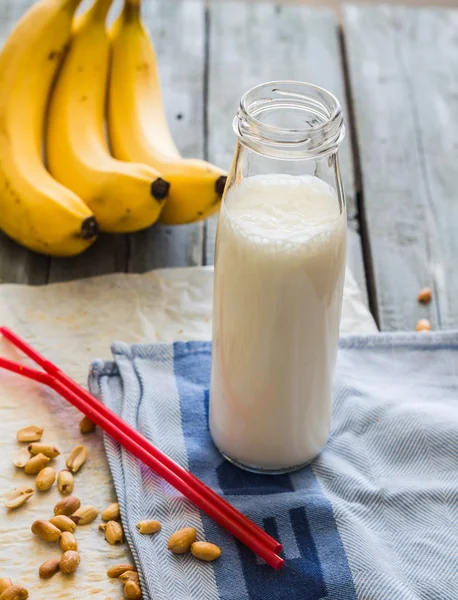 Cocktail de banane cu unt de arahide, alune prăjite, băutură — Fotografie, imagine de stoc