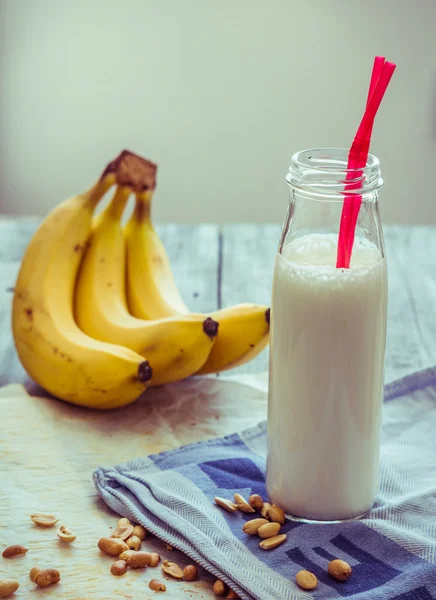 Cóctel de plátano con mantequilla de maní, cacahuetes asados, bebida —  Fotos de Stock